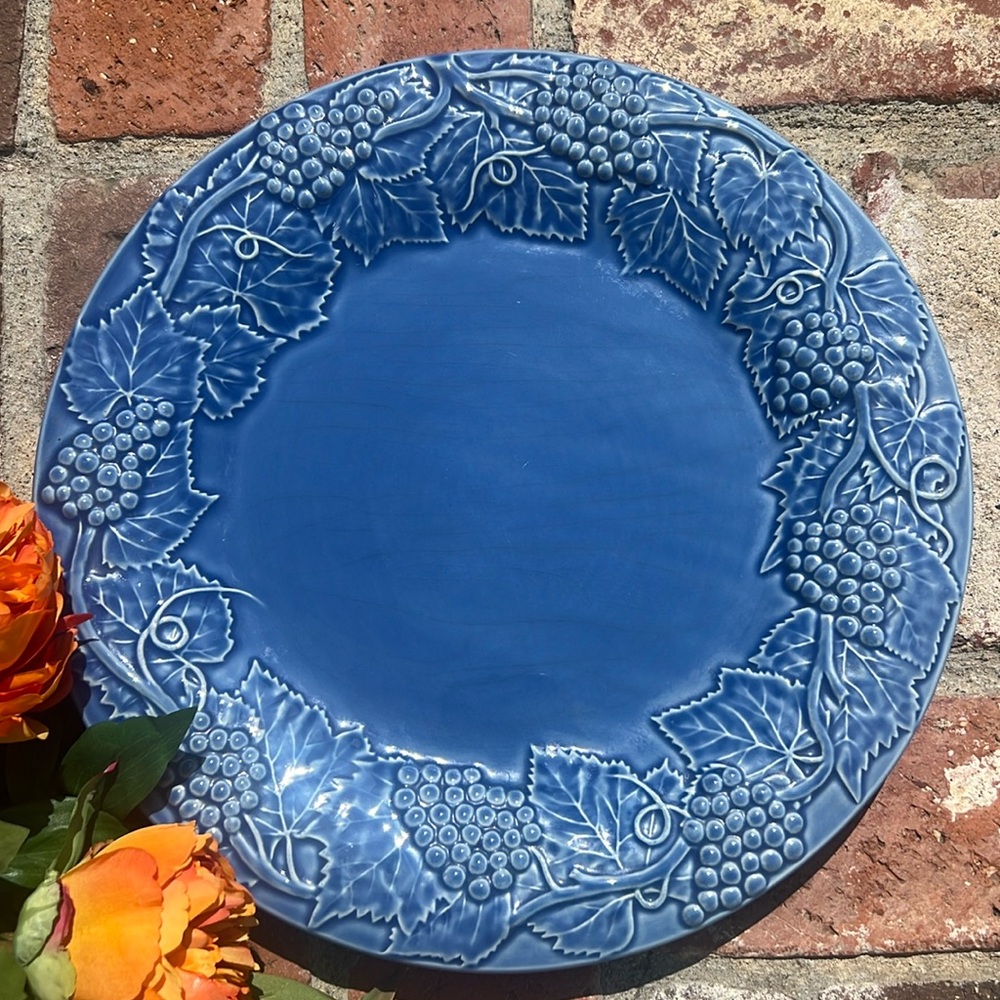 BLUE BORDALLO PINHEIRO GRAPE LEAF VINE DINNER PLATE EMBOSSED.